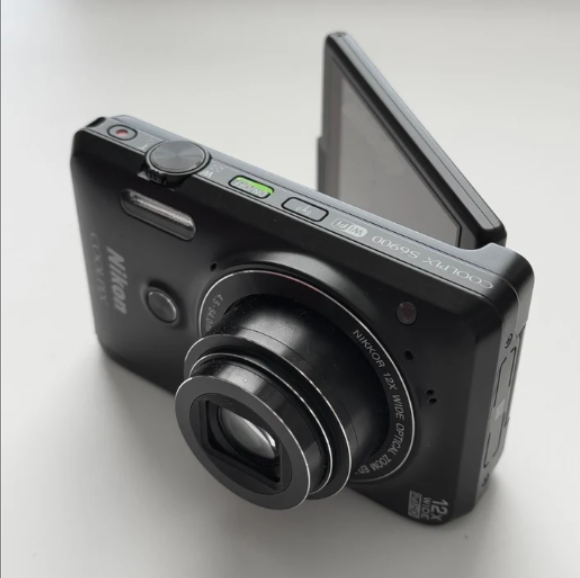 Pre-Owend Digital black Camera Nikon coolpix s6900 Bundle