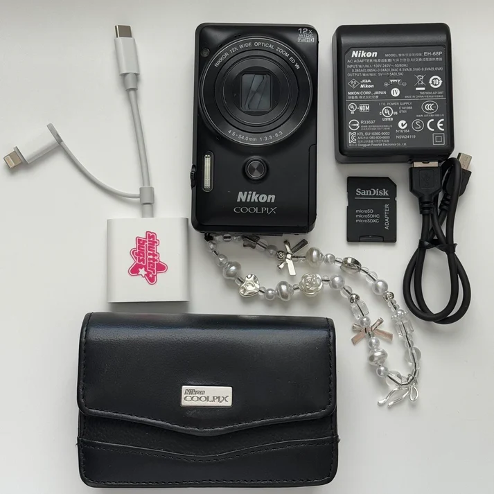 Pre-Owend Digital black Camera Nikon coolpix s6900 Bundle