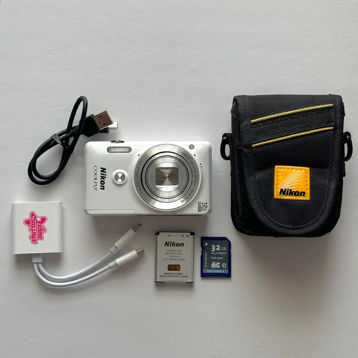 Pre-Owend Nikon coolpix Digital Camera Bundle RARE Glossy White