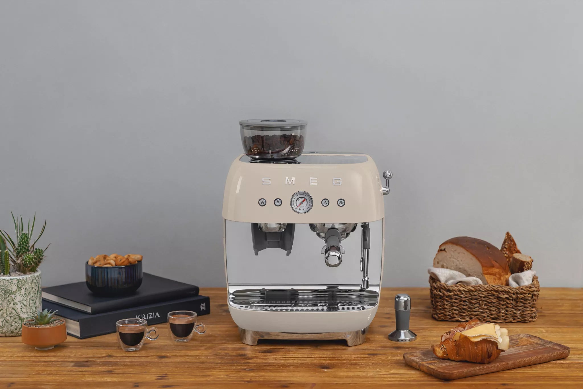 Smeg EGF03CRUK Retro Espresso Coffee Machine with Grinder in Cream