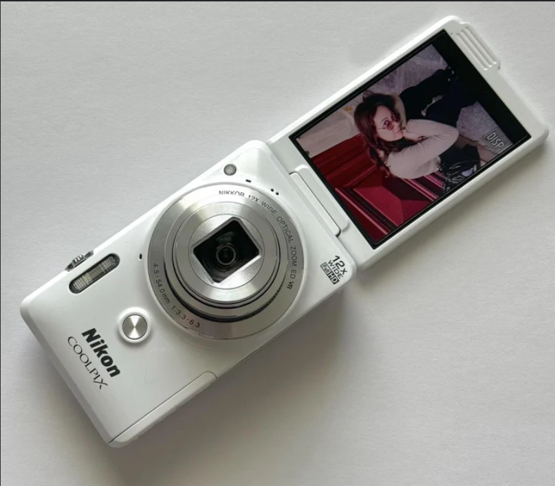 Pre-Owend Nikon coolpix Digital Camera Bundle RARE Glossy White