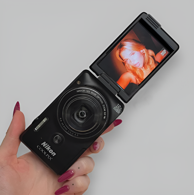Pre-Owend Digital black Camera Nikon coolpix s6900 Bundle