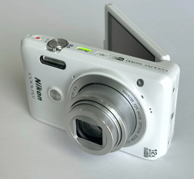 Pre-Owend Nikon coolpix Digital Camera Bundle RARE Glossy White