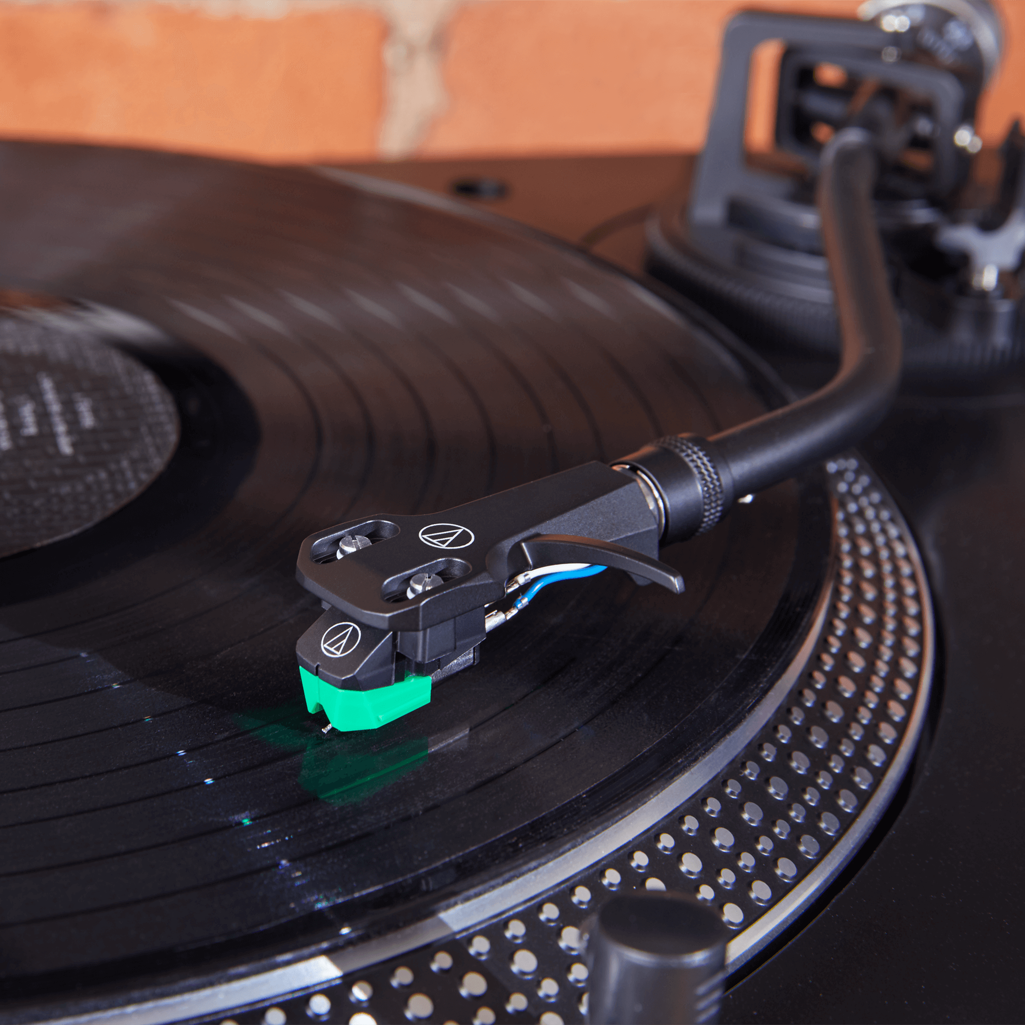 Audio Technica AT-VM95E/H VM95 Series Elliptical Stereo Cartridge on AT-HS6 Headshell