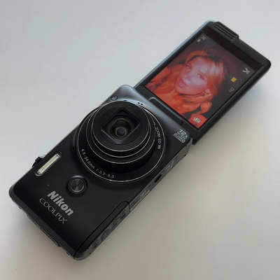 Pre-Owend Digital black Camera Nikon coolpix s6900 Bundle