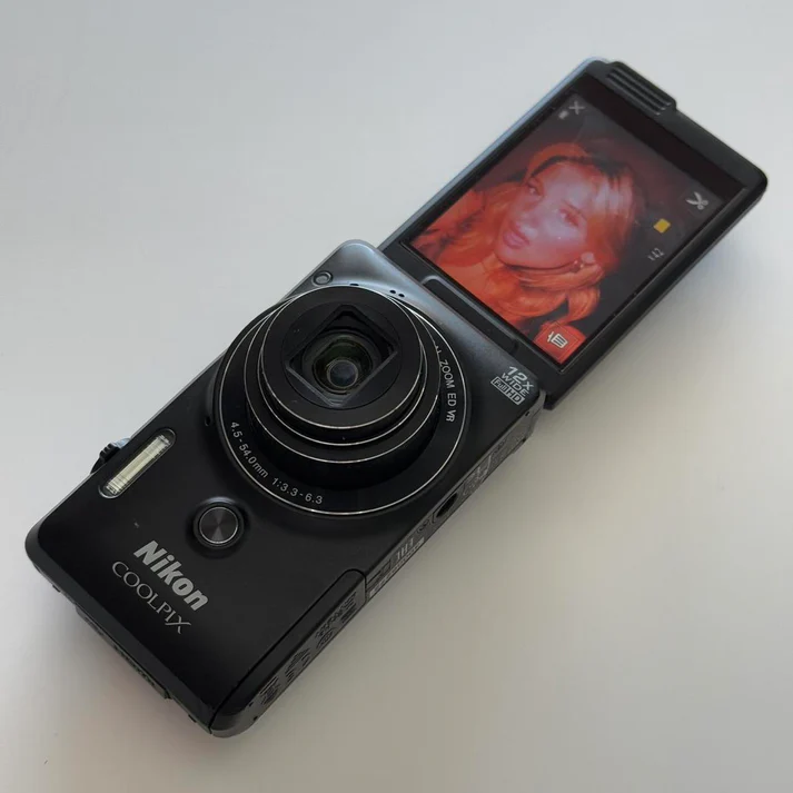 Pre-Owend Digital black Camera Nikon coolpix s6900 Bundle